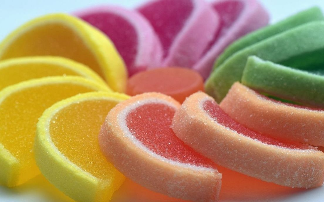 Sanat işleme sahip beyaz şikolatalı bonbon